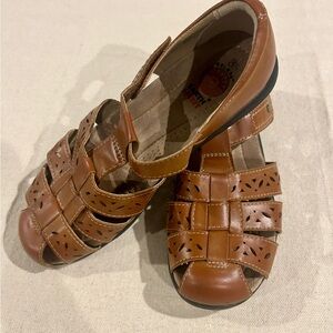 Women’s size 8 1/2 Earth Spirit light brown sandal